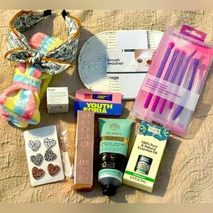 10 piece accessories bundle. Please see all pics. All items are new never used.